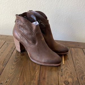 UGG Charlotte Perforated brown heeled booties women’s size 8